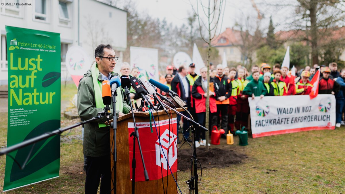 BMLEH_Bund's tweet photo. Für den Umbau unserer Wälder hin zu mehr #Klimaresilienz und #Klimaschutz brauchen wir qualifizierte Fachkräfte in allen Bereichen. Sie werden auch in Oberstufenzentren ausgebildet - ein solches hat BM @cem_oezdemir heute zum #TagDesWaldes besucht. https://t.co/ZrsuVxQpHf