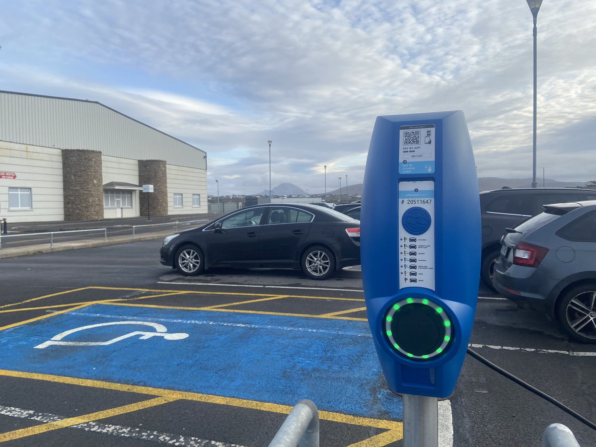 Donegal_Airport's tweet photo. @evbox Is féidir bhur gcarranna a luchtú in Aerfort Dhún na nGall ag ceann de na 4 luchtairí @evbox BusinessLine cosúil leis an ceann seo thíos
#FlyDonegal #EVBox https://t.co/wnSBkt3cHh