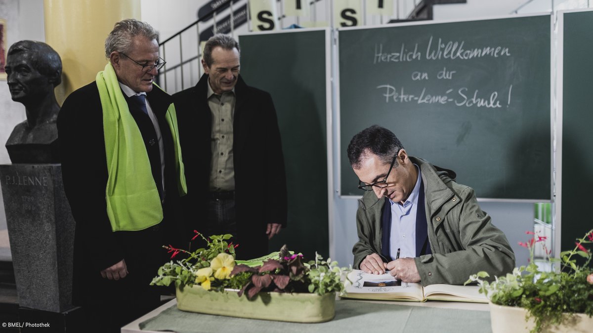 BMLEH_Bund's tweet photo. Für den Umbau unserer Wälder hin zu mehr #Klimaresilienz und #Klimaschutz brauchen wir qualifizierte Fachkräfte in allen Bereichen. Sie werden auch in Oberstufenzentren ausgebildet - ein solches hat BM @cem_oezdemir heute zum #TagDesWaldes besucht. https://t.co/ZrsuVxQpHf