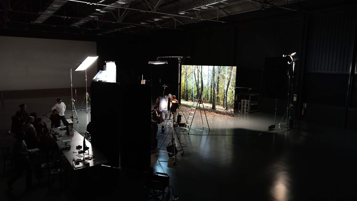 ElencoAv's tweet photo. Nuestra pantalla led ha sido el elemento fundamental en el rodaje de un spot en nuestra sede de Barcelona. Se ha utilizado para recrear fondos virtuales, y el resultado como se puede ver ha sido una escena completamente integrada y realista.
#elencoaudiovision #pantallaled https://t.co/G6eIqcv4i3