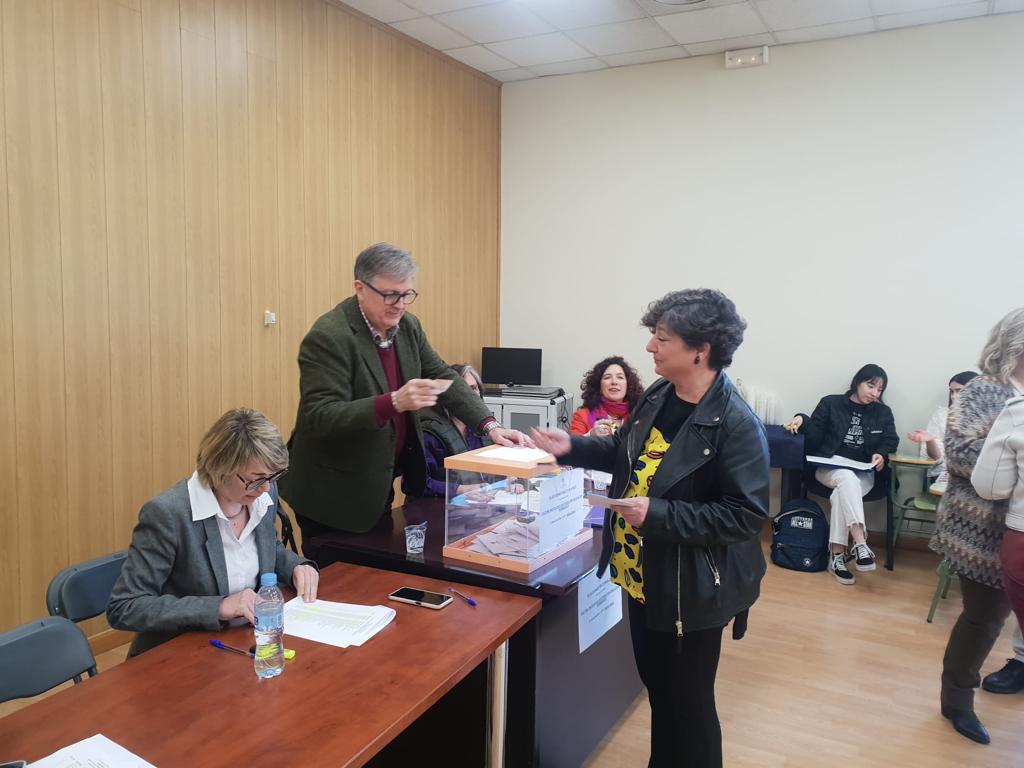 MariaCastroUCM's tweet photo. Votando esta mañana en @ucm_educacion de la @unicomplutense ❤️🦢
¡Jornada tranquila de primavera para acercarse a ejercer el derecho de votar!🌸
#ucm #laCOMPLUqueQueremos #MariaCastro #Universidad #Complutense https://t.co/pQGE4bnfII