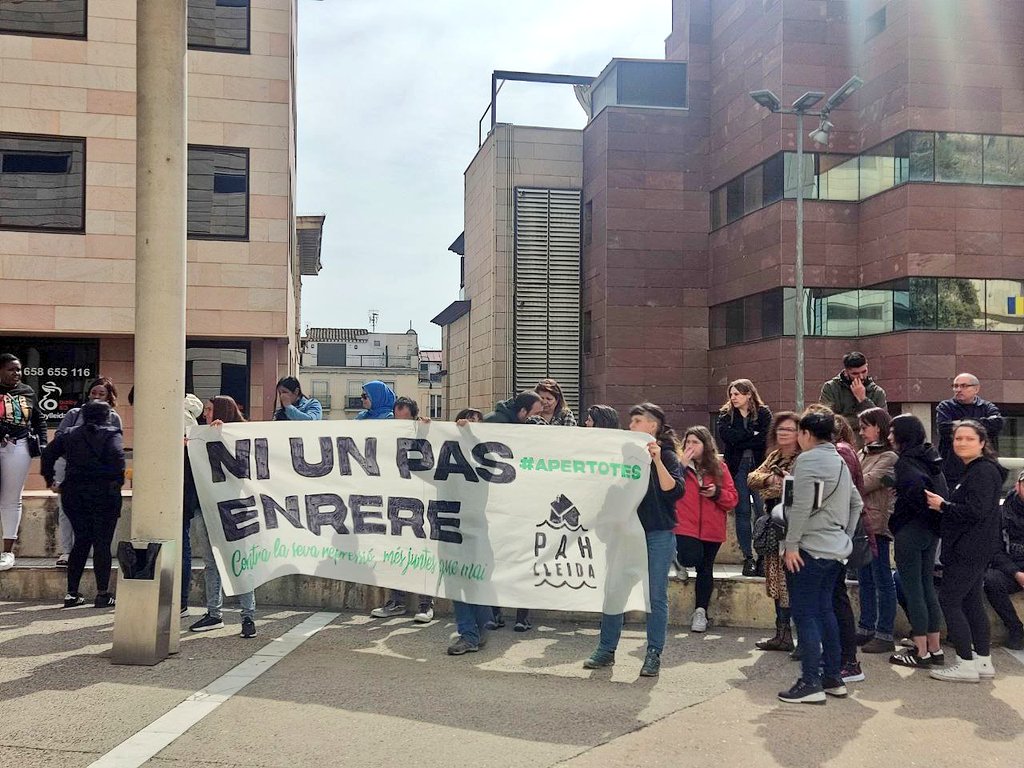 CUPLleida's tweet photo. Tot el suport a aquelles que lluiten pel dret a l'habitatge!  Tot el suport @PAHLleida 💪🏻

🔥La solidaritat la nostra millor arma! https://t.co/ftP1Nrunj4