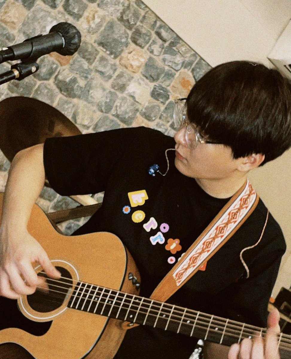 krist_est's tweet photo. อุ้ย!!!! มีกีตาร์

https://t.co/InFAFJAAkD

#KristSoloAsiaTour2023
#KristSoloAsiaTour2023inJAPAN
#KristPerawat https://t.co/aoS5uuJE6P