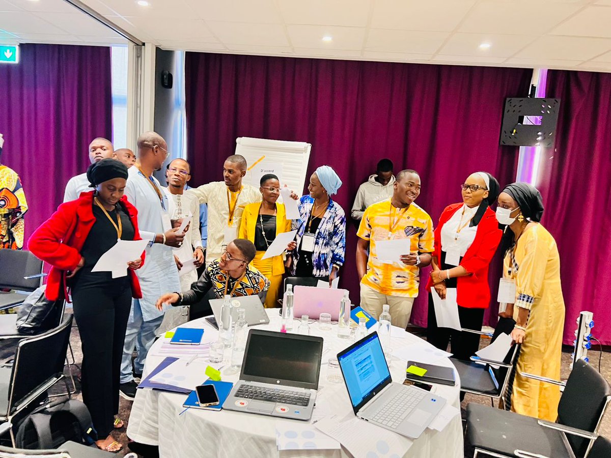 POuagaPF's tweet photo. Animé par @CelestinCompao1, Directeur régional du projet DMPA-SC à @Jhpiego, les jeunes du dialogue régional participent à un exercice visant à clarifier leurs valeurs et à transformer leurs attitudes en matière de DSSRAJ.
#JeunesPO #POYouthDialogue https://t.co/7iky1SiFXj