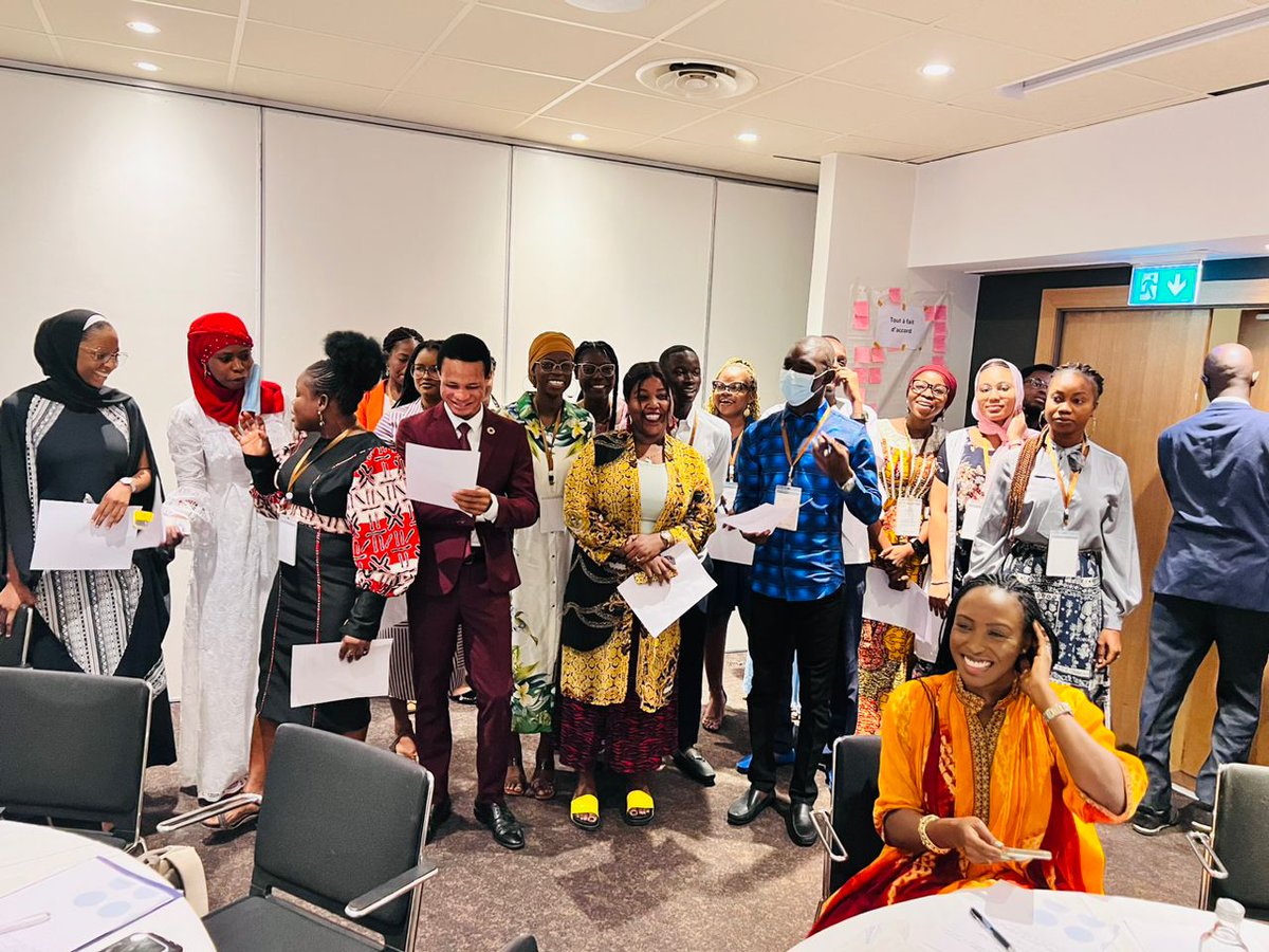 POuagaPF's tweet photo. Animé par @CelestinCompao1, Directeur régional du projet DMPA-SC à @Jhpiego, les jeunes du dialogue régional participent à un exercice visant à clarifier leurs valeurs et à transformer leurs attitudes en matière de DSSRAJ.
#JeunesPO #POYouthDialogue https://t.co/7iky1SiFXj