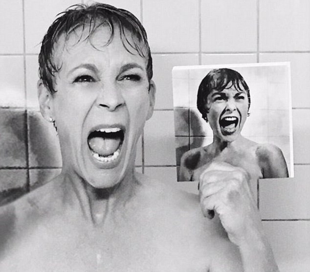 ATRightMovies's tweet photo. Jamie Lee Curtis recreates the most famous image of her mother, Janet Leigh, from PSYCHO. https://t.co/nLLaGHXy3B