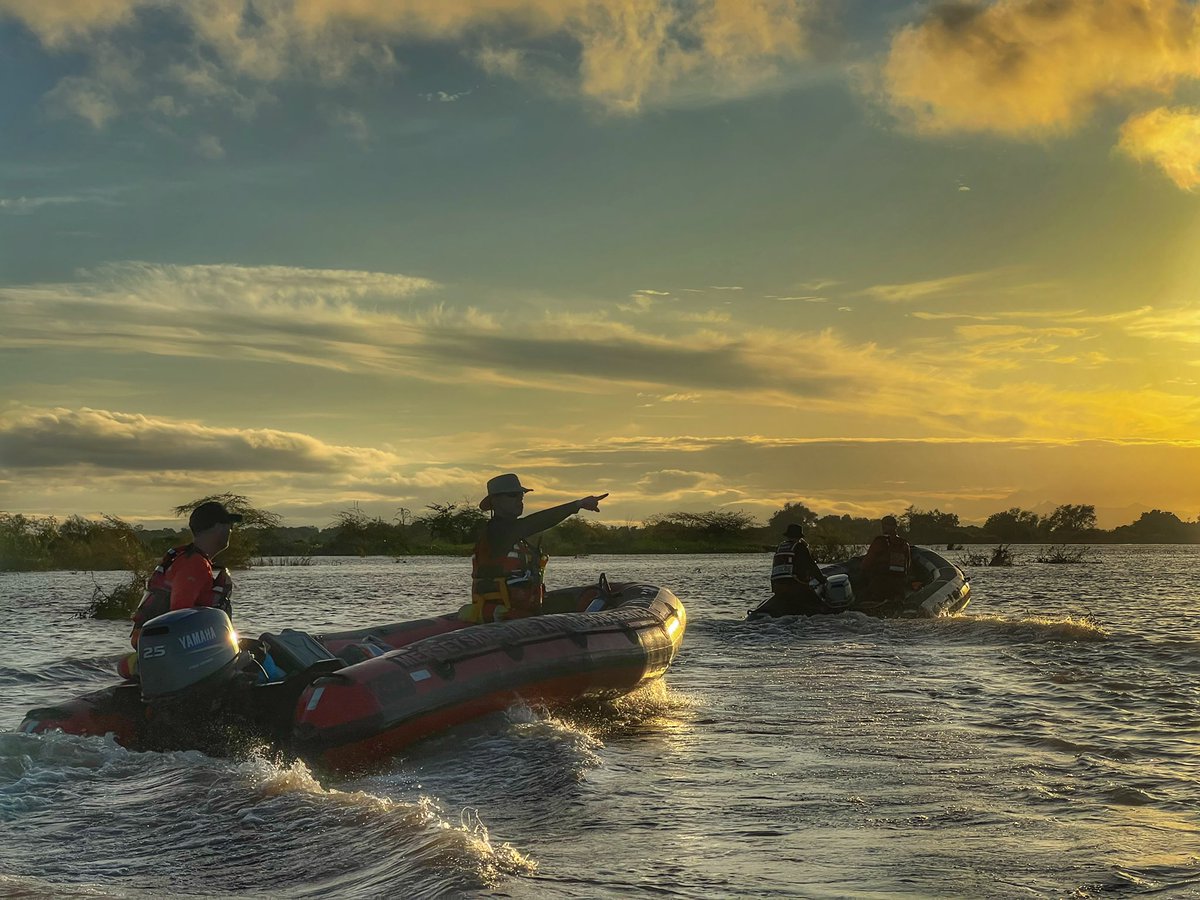Malcolm_999's tweet photo. Dawn across the Shire River flood in #Malawi with @UK_ISAR_TEAM as the team make an early start heading for Makanga island. @FCDOGovUK #UKinMalawi https://t.co/Gwpi8qYulT