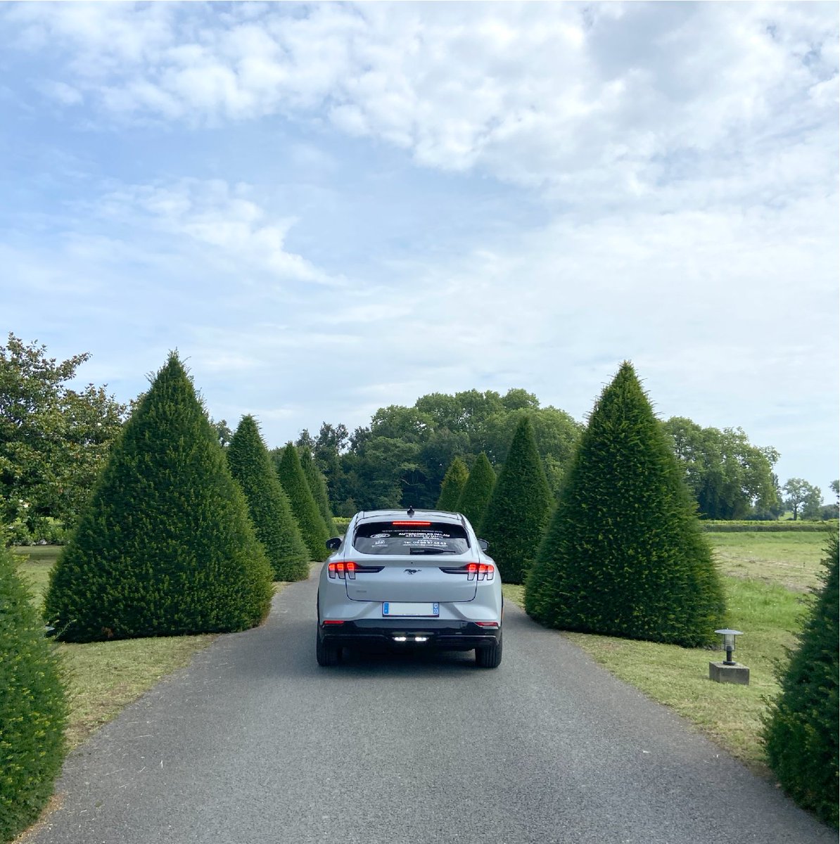 La #mobilitéélectrique est essentielle pour réduire les émissions de GES et protéger l'environnement. Optez pour un #véhiculeélectrique pour réduire votre empreinte carbone. Engagez-vous pour des modes de transport plus durables en cette #JournéeInternationaleDesForêts