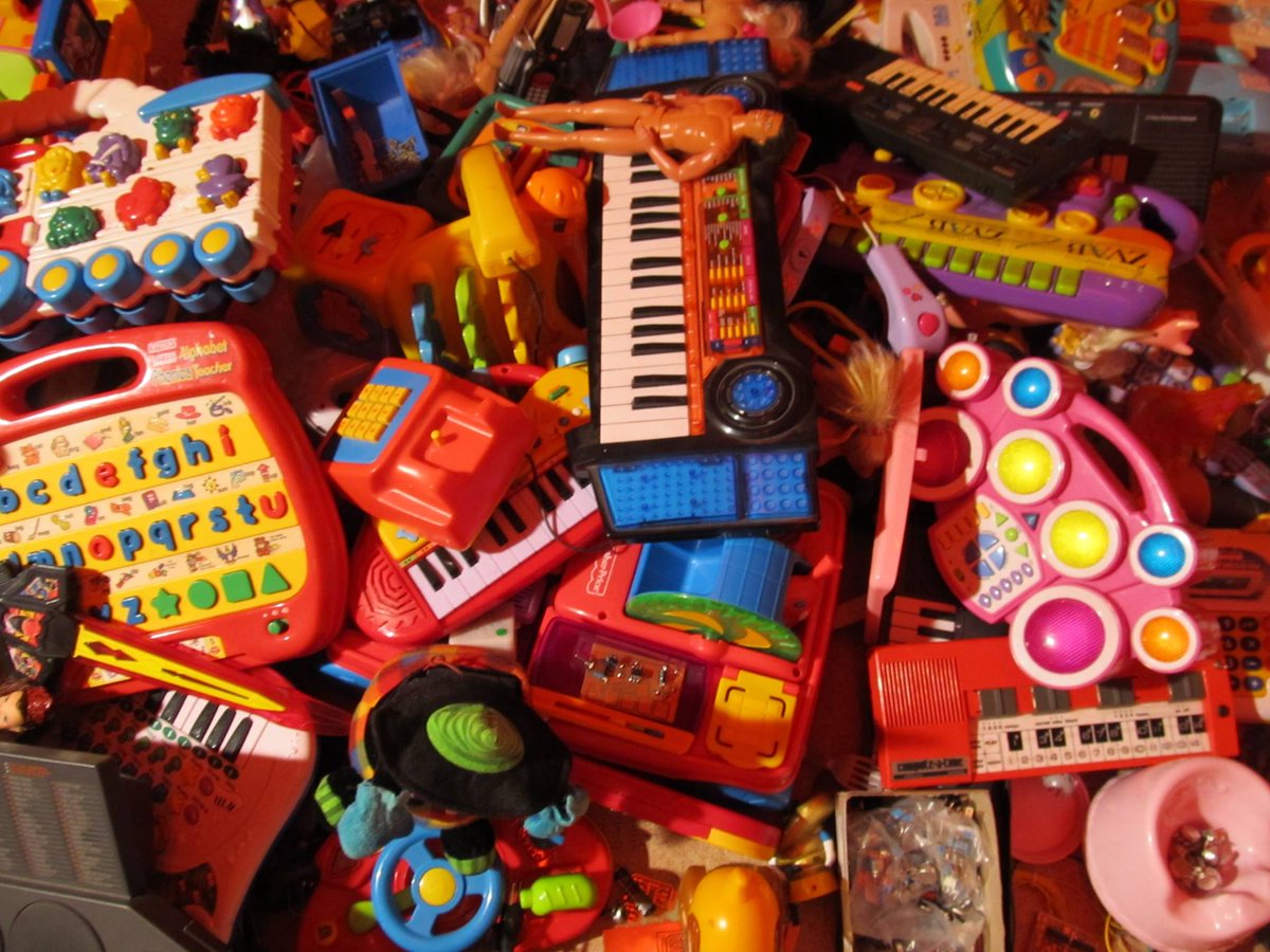 HELLERAU's tweet photo. Am 03.04. 20:00 Uhr ist Elektrospielzeug-Tag in HELLERAU!
Wir dürfen einen virtuosen Künstler am Lötkolben zum Feature Ring begrüßen – Alwin Weber!
Mehr Infos:
https://t.co/JTyHqBrw5f
https://t.co/BGDAQFUTGM
#Electronics #AlwinWeber #FeatureRing #HELLERAU https://t.co/n0zU2fIA5s