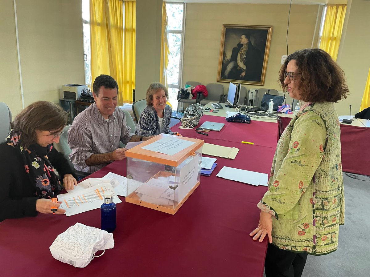Matilde Carlón Ruiz <a href="/DespiertaComplu/">Matilde Carlón Ruiz</a> entregando su voto en la Facultad de Ciencias Económicas y Empresariales.

<a href="/unicomplutense/">Complutense</a> <a href="/UCMccinf/">Facultad Ciencias Información</a> #eleccionesucm