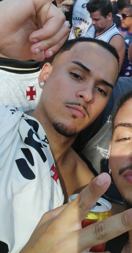 oalmirante_'s tweet photo. Carlos se perdeu dos amigos Domingo no caminho à UERJ. Ele estava com a camisa do Vasco.

Caso você tenha alguma notícia que possa ajudar a família, favor entrar em contato com o número: (21) 985271680

Ao lado segue um foto de Carlos no dia do jogo. RT para alcançar mais gente. https://t.co/p8mcCH3wCm