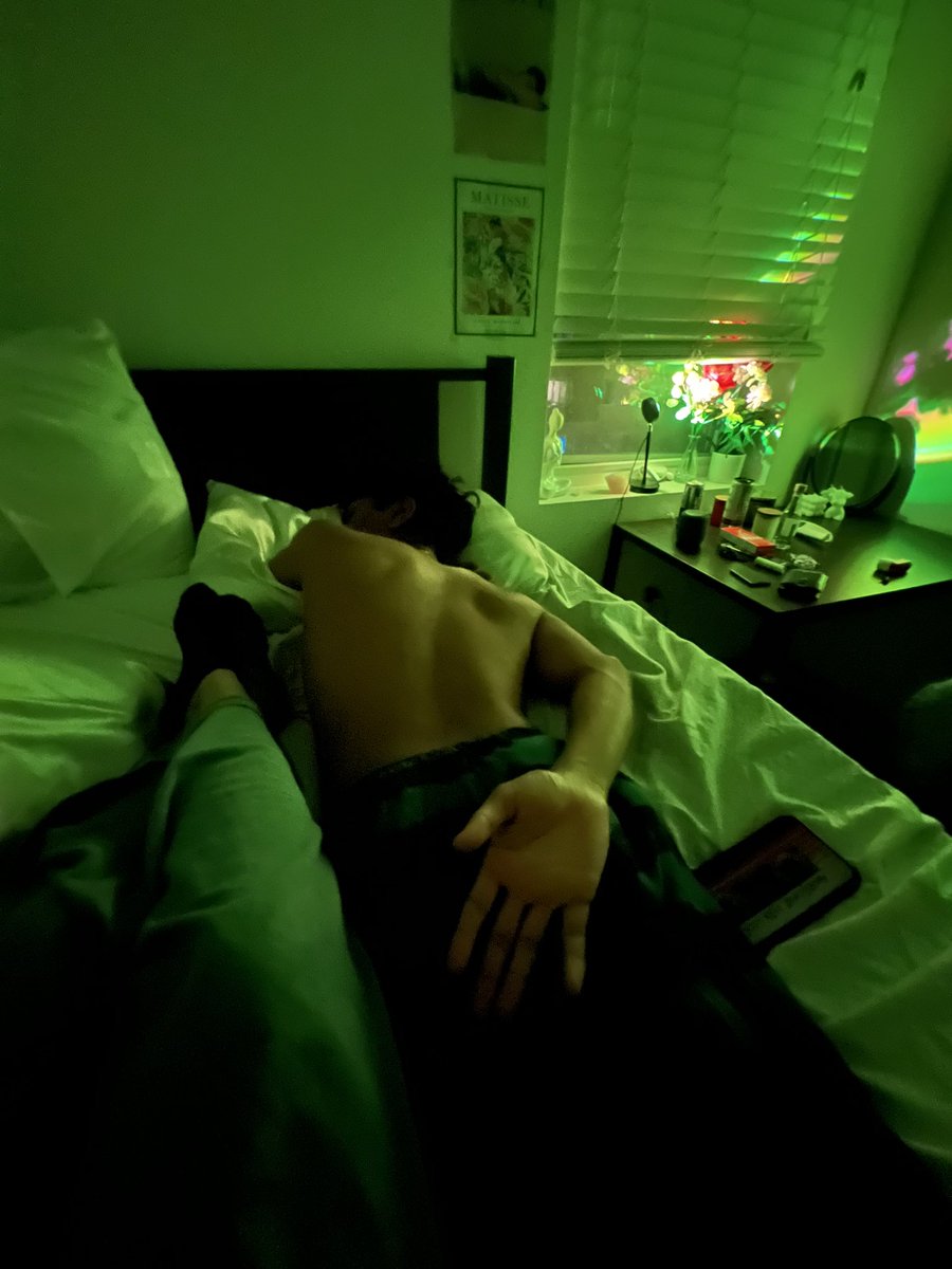 bxtchoffaperc's tweet photo. How does one sleep like this https://t.co/V2OxxoXCDx