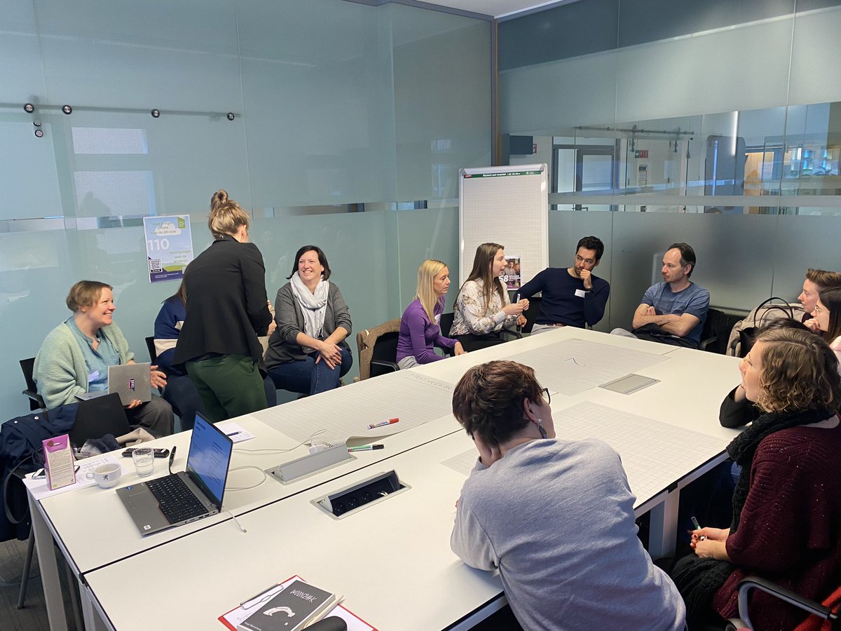 Sociaal werkers brainstormen over de rol die burgerenergiecöoperaties kunnen spelen in een sociaal rechtvaardige transitie.

#wswd23 #burgerenergie #bronsgroen #rescoop