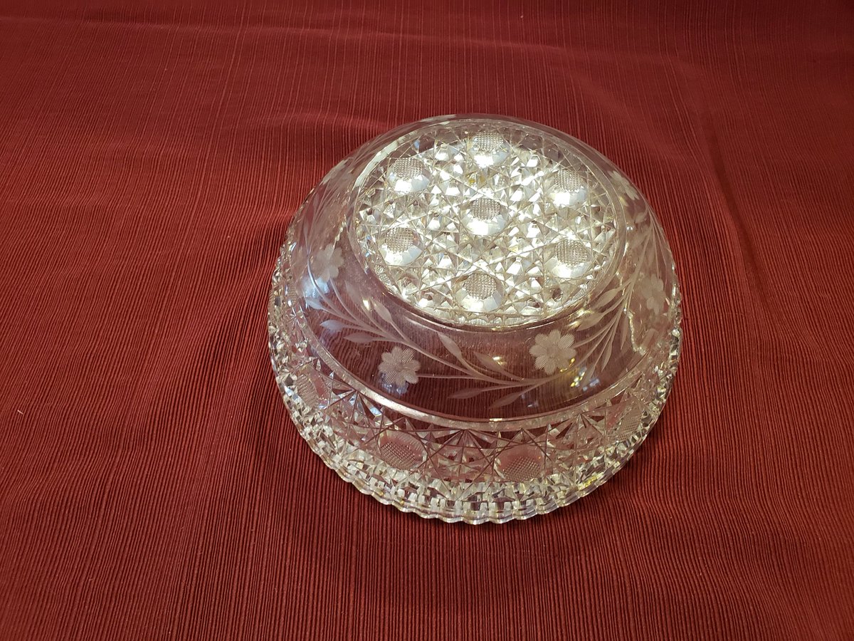 atticesoterica's tweet photo. Vintage Unsigned Clear Cut Crystal Glass Bowl With Floral Pattern And Saw Tooth Edge https://t.co/ErS40rB5Gn #Etsy #Antiques #BestOffer #Curios #Vintage #Collectibles #AtticEsoterica #LargeBowl https://t.co/QTwu9EgZne