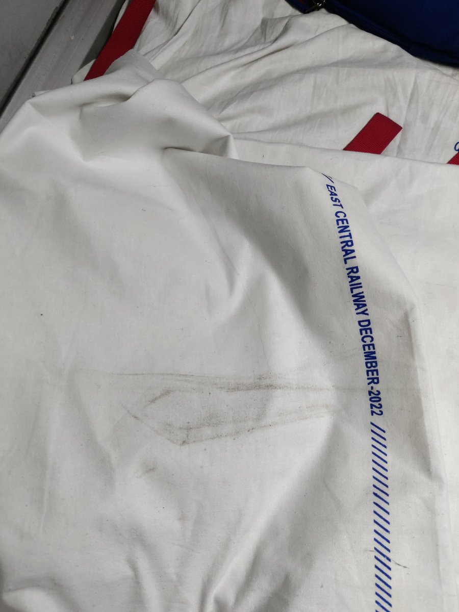 sagargvs's tweet photo. This is the fresh linen they supplied in @ECRlyHJP today (21.03.2023) in dhanbad allepy train. @RailMinIndia https://t.co/mvdCTP7ZQr