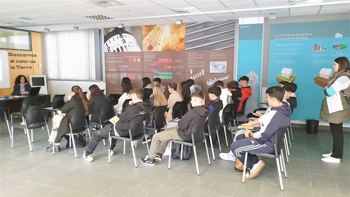 CatedraHunosa's tweet photo. 📣Detalle de la visita del IES Santa Bárbara de Langreo @stabarla al Aula de la #geotermia durante las jornadas de puertas abiertas de la #SAA2023 en la que participamos junto a @uniovi_info y el grupo HUNOSA
@UOdivulga @EPMieres @funiovi https://t.co/mHJmqiK6qr