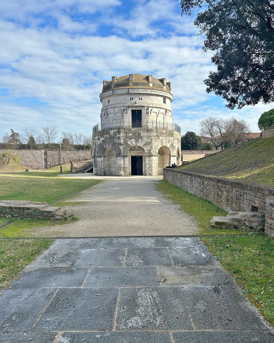 RavennaTourism's tweet photo. A spasso per #Ravenna tra un Monumento Unesco e l'altro ☀️
~
Ph. lapallottina, margherita.achino, carla.ruffino, thearchitecturalpineapple
#myRavenna #inemiliaromagna #ravennamosaici #museitaliani https://t.co/S3JibGf6M2