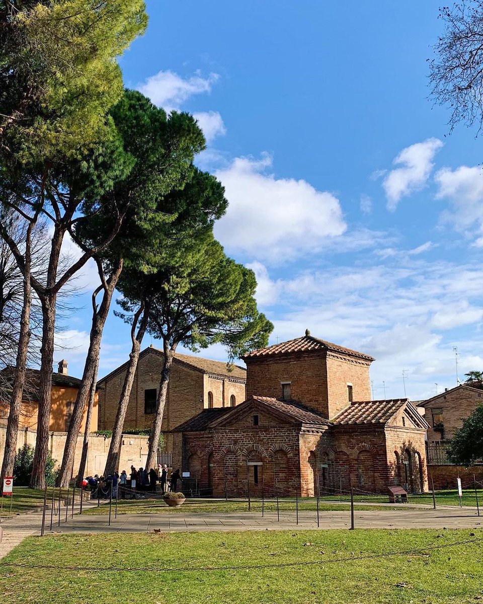 A spasso per #Ravenna tra un Monumento Unesco e l'altro ☀️
~
Ph. lapallottina, margherita.achino, carla.ruffino, thearchitecturalpineapple
#myRavenna #inemiliaromagna #ravennamosaici #museitaliani