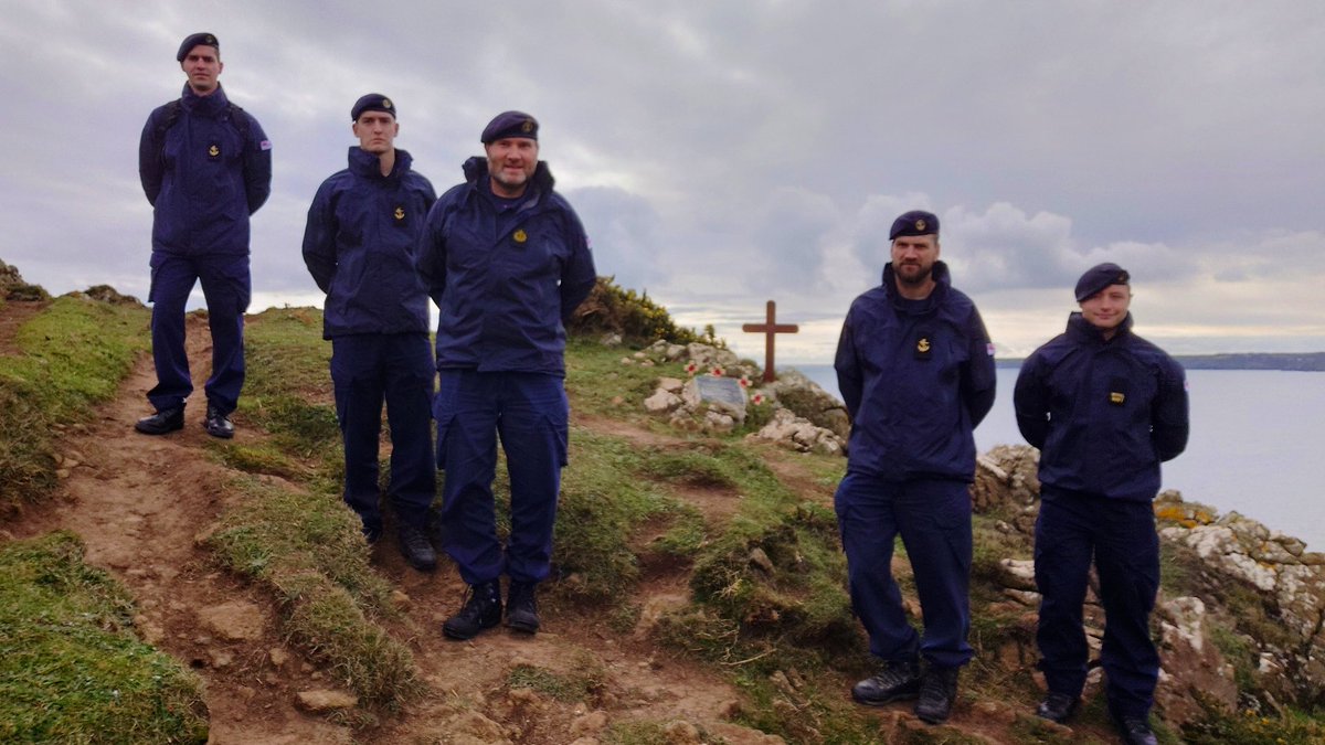 Members of 824 Naval Air Squadron visited a memorial for 4 aviators, from the same squadron, who died in a helicopter crash nearly 50 years ago on the Lizard #Cornwall. Tragedy struck #824NAS on March 21, 1974, near Beagle Point. https://t.co/dphZTej4qY