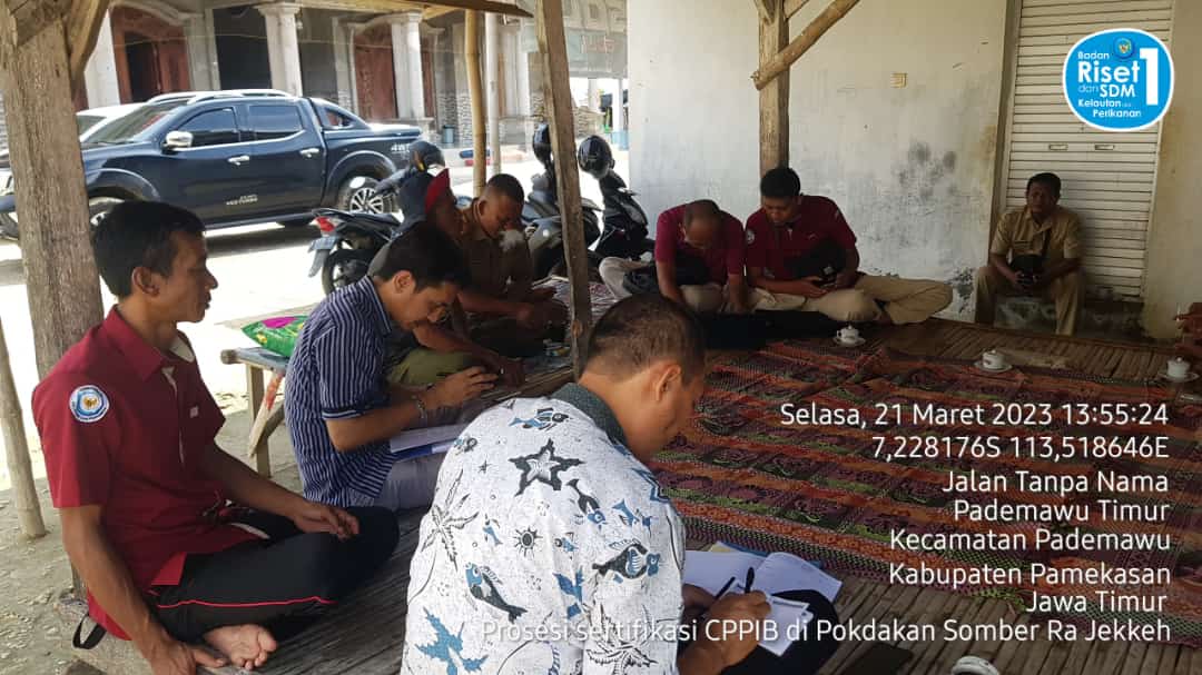 M4580BY's tweet photo. Selasa, 21 Maret 2023, R. Dhana Booby P, S.Pi Luhkan Kab. Pamekasan, 
di Pokdakan Gunung Karang Jeteh Ds. Larangan Badung Kec. Palengaan, Alhamdulillah Lulus Audit Sertifikasi CPPIB dari DJPB KKP
@bppp_banyuwangi 
@BudidayaKKP 
@brsdm_kp 
@puslatluhkp
#luhlapor https://t.co/84uNVtqlvN