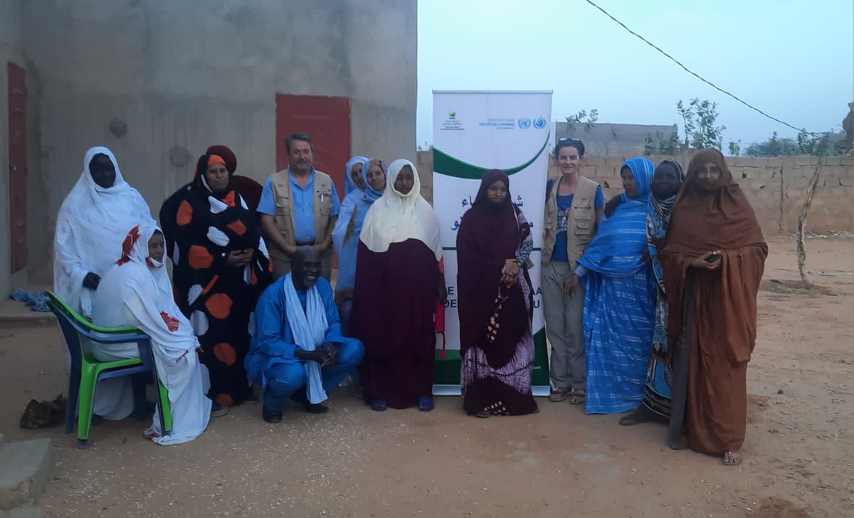 UEMauritanie's tweet photo. Beaucoup de rencontres  intéressantes au cours de la mission de la DUE  du 13 au 17 mars dans le Hodh el Chargui:autorités locales, agence techghill, réseau de femmes de #Bassikounou. Dans le camp de #Mbera, visite aux maraîchers et à l'association des #réfugiés SOS nomade. https://t.co/Ohqe72LM7v