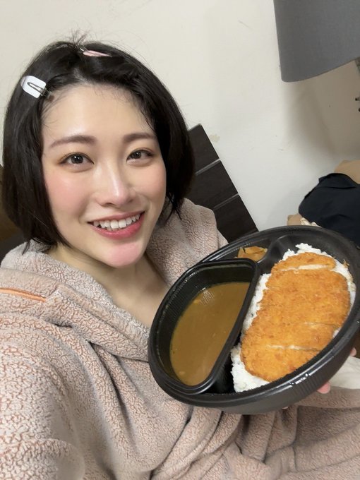 アットホームで仕事もできるチーム！ 久しぶりのドラマものめちゃくちゃ楽しかった😆🧡 08時入りで20時までに終わったし！  リリースお楽しみにー！  本日のランチはカレーでした🤣  絡み後で顔がへろへろ。<a href="/tag/%E6%8C%AF%E3%82%8A%E8%BF%94%E3%82%8A%E6%97%A5%E8%AA%8C"class="tags"><span>#振り返り日誌</span></a>