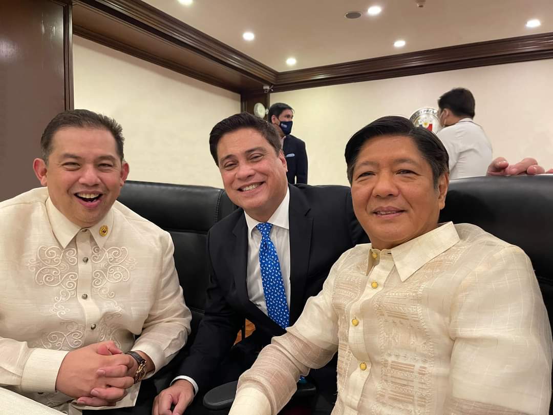 PinoyAkoBlog's tweet photo. "Word War."

Ayun Kay Cong Barzaga may word war daw ito si Speaker Romualdez at Senate President Zubiri dahil sa Charter Change na yan.

Sabi ni Barzaga eto daw si Zubiri nagsabi na kaya na-delayed ang implementing  guidelines ng 3 batas kasi inuuna ng HOR ang Charter change. https://t.co/sdgxenokcc