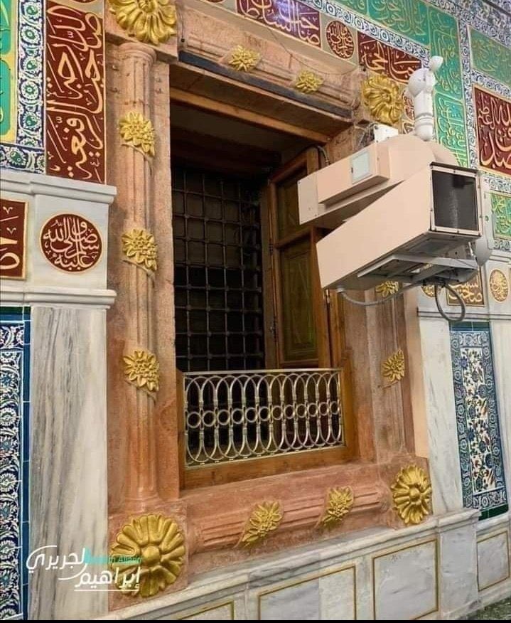 sajidusmani787's tweet image. کھڑکی جو 1400 سال سے بند نہیں ہوئی!&quot;
 اگر آپ مواجہہ شریف پہ رسول اللہ صلی اللہ علیہ وآلہ وسلم کو سلام کرنے کے لیے کھڑے ہوں اور اپنے پیچھے نظر ڈالیں تو آپ کو ایک بڑی کھڑکی نظر آئے گی، یہ کھڑکی 1400 سال سے بند نہیں ہوئی. کیونکہ ایک عظیم صحابی رضی اللہ عنہ نے اپنی بیٹی سے وعدہ کر…