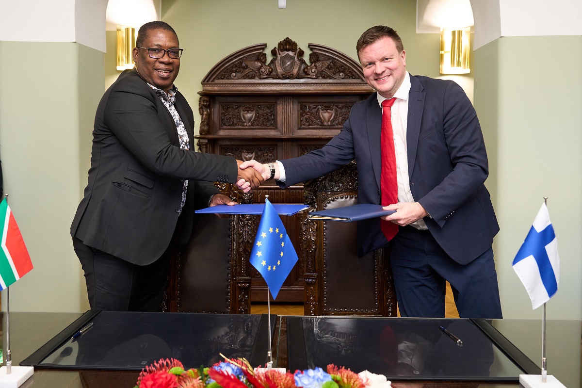 Ulkoministerio's tweet photo. Accelerating our cooperation with Gauteng Province of South Africa. Committed to seeking true partnerships in Energy and ICT. Letter of Intent signed. @VilleSkinnari @Lesufi 
Photo: Kimmo Räisänen https://t.co/Q8dJ2dccIB