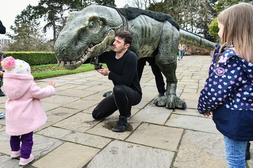 hsnellmktgpr's tweet photo. Dinosaurs were on the loose in Birmingham last weekend!

This ROAR-some show for all the family is currently on UK Tour before its summer season @regentsparkoat 🦖

📸 Simon Hadley

#dinosaurs #familytheatre #roar https://t.co/oZIClhKdmS