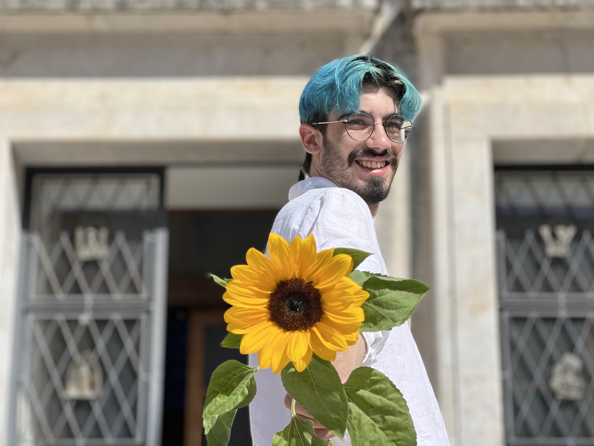 letrasfluc's tweet photo. 🌻🌻 Uma FLUC primaveril 🌻🌻

#letrasuc #fluc #ucoimbra #coimbra #primavera #spring #sunflower https://t.co/mBEgdxG9U7