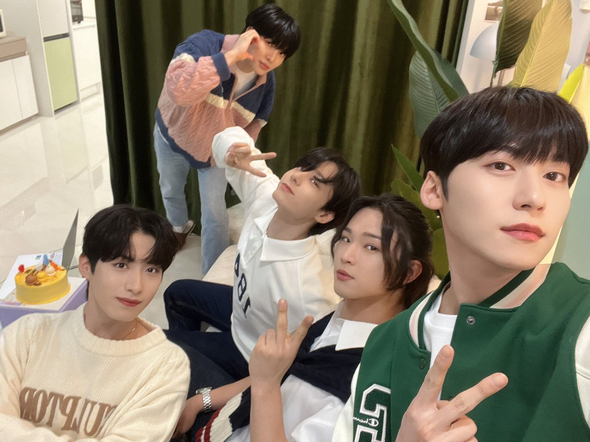 Image for [Oneus] It was such a happy time to be able to celebrate ToMoon's birthday together🍀 Let's be together for 8 years until our ToMoon's 800 years🌙🤍 ONEUS ToMoon TOMOON https://t.co/1Mpmayxgr4