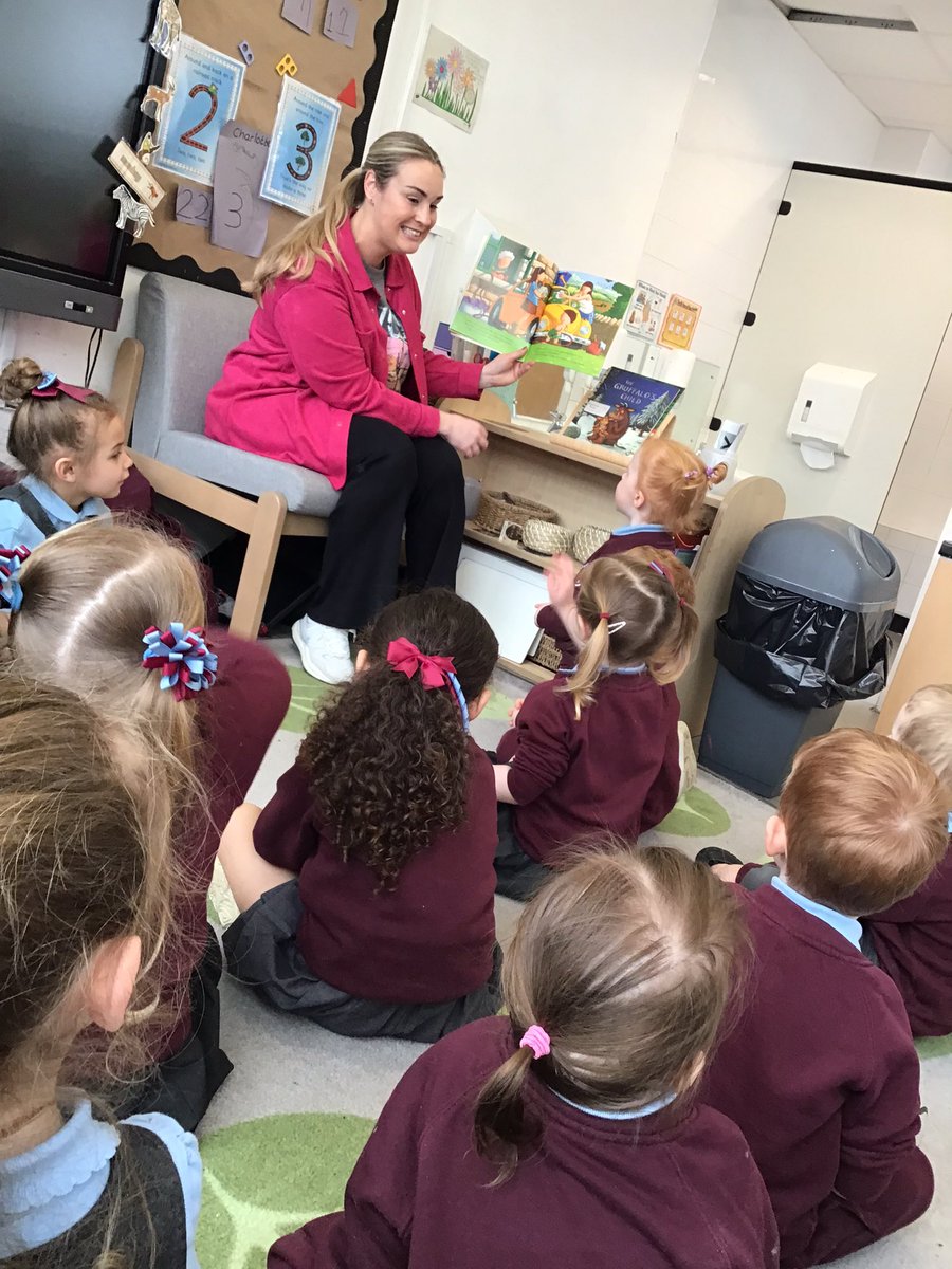 CharlesPrimN's tweet photo. We have been lucky enough to have two secret readers this week in nursery. It is so lovely for our parents to come and inspire a love for reading☺️⭐️ #StChEYFS #StChNursery #StChReaders #StChEng #StChEnglish https://t.co/qFhBTaVDrG
