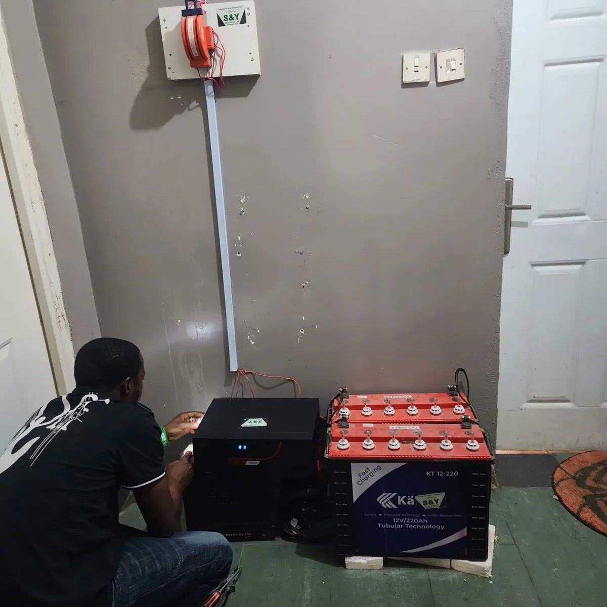 simileoluwa_89's tweet photo. Here is a 1.5kva system with 2 batteries
Designed to power the following;
10light bulbs,1 television, 1 fridge. In Abuja 
#carport #solarcarport #smarthome #inverter #solarexpert #abuja #lagosvendors #abujavendor #nigeriavendors #christmas #giftbox https://t.co/Jotwvow5ey