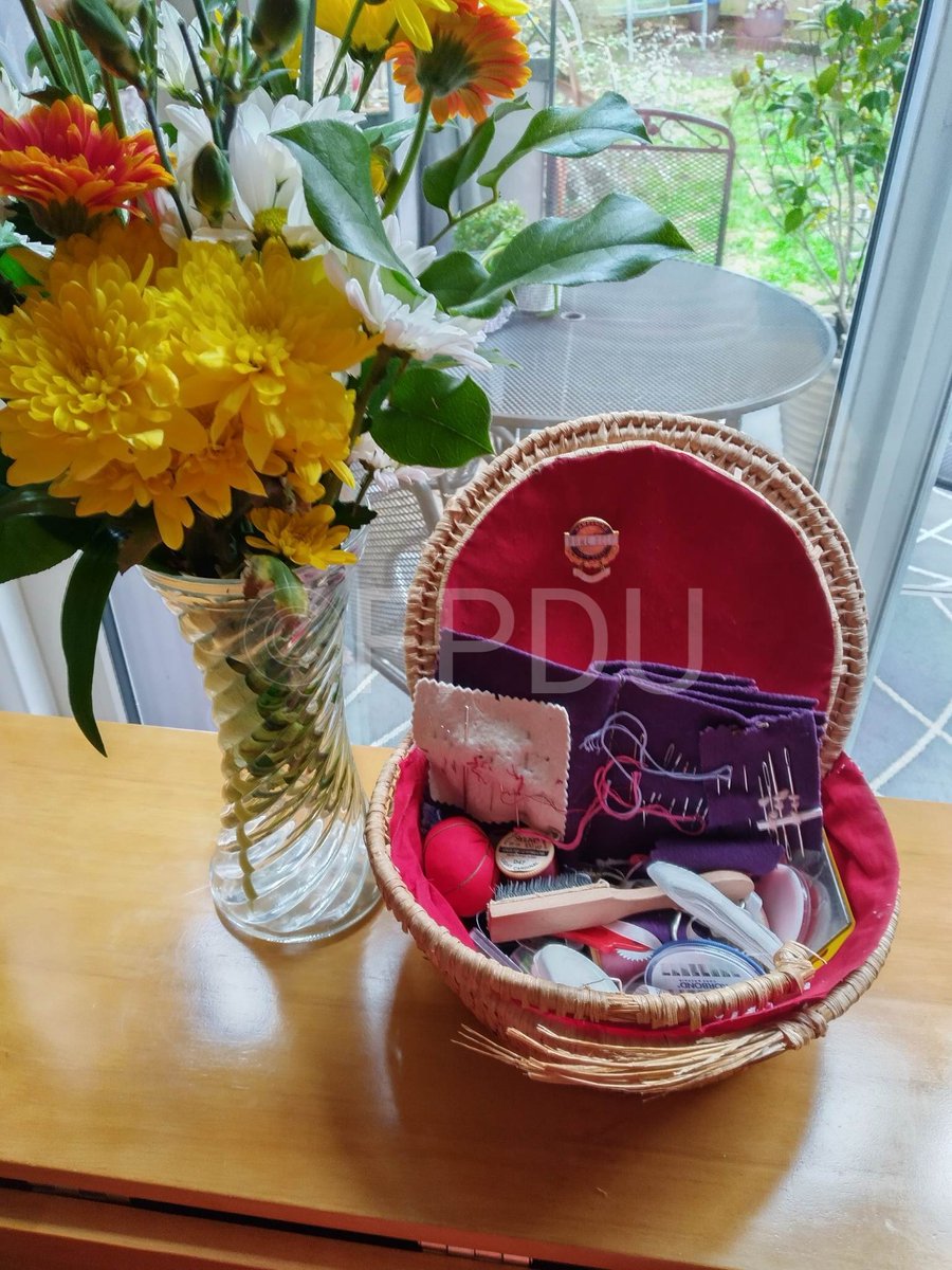 Fake_prince_du's tweet photo. Aren't family heirlooms lovely?

A coincidence or a little sign from Winifred to right Simon's wrongs... I'll let you decide 🤔

https://t.co/Hog5BXfnjf

#factsmatter 
#letthetruthsetyoufree
#ancestrydna
#simondoranteday
#familyheirlooms https://t.co/F3GW8i0k4N