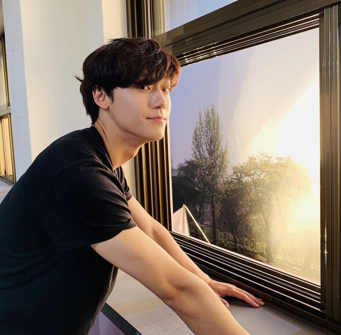 butterhwang's tweet photo. โดฮยอนในไอจีโคดจะวัสดุแฟนหนุ่ม ยิ้มหวาน มองกล้อง เล่นกับหมา ฮือๆ หล่อจนอยาก told พระแม่ลักษมี about ;—; https://t.co/OYW4sxFsIF
