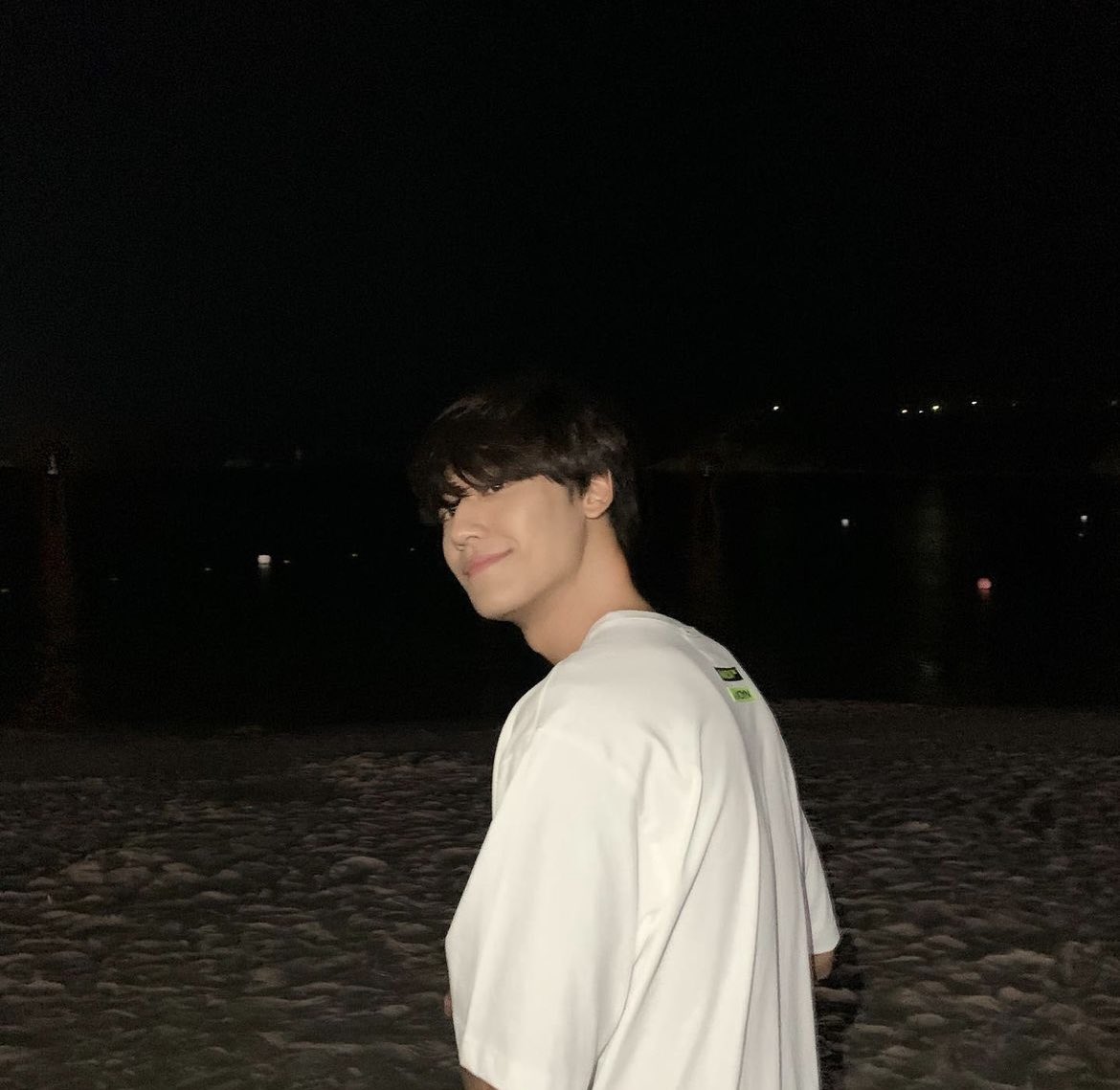 butterhwang's tweet photo. โดฮยอนในไอจีโคดจะวัสดุแฟนหนุ่ม ยิ้มหวาน มองกล้อง เล่นกับหมา ฮือๆ หล่อจนอยาก told พระแม่ลักษมี about ;—; https://t.co/OYW4sxFsIF