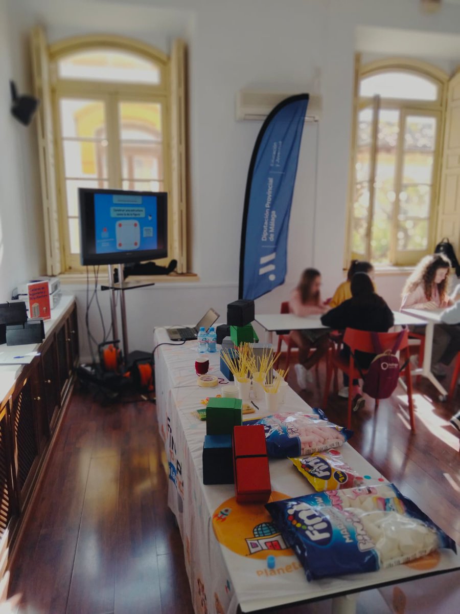 juventudmlg's tweet photo. 🧩 Hoy, y hasta el jueves, se están celebrando en @latermicamalaga los talleres de #Ciencia y #Tecnologia dentro de la #SemanaSTEM promovidos por @diputacionMLG, @FundVodafone y @CentroPrincipia
👦 300 alumnos ya participan. Hoy, turno de @aytocasabermeja y @ayto_algarrobo https://t.co/SgQoixCY53