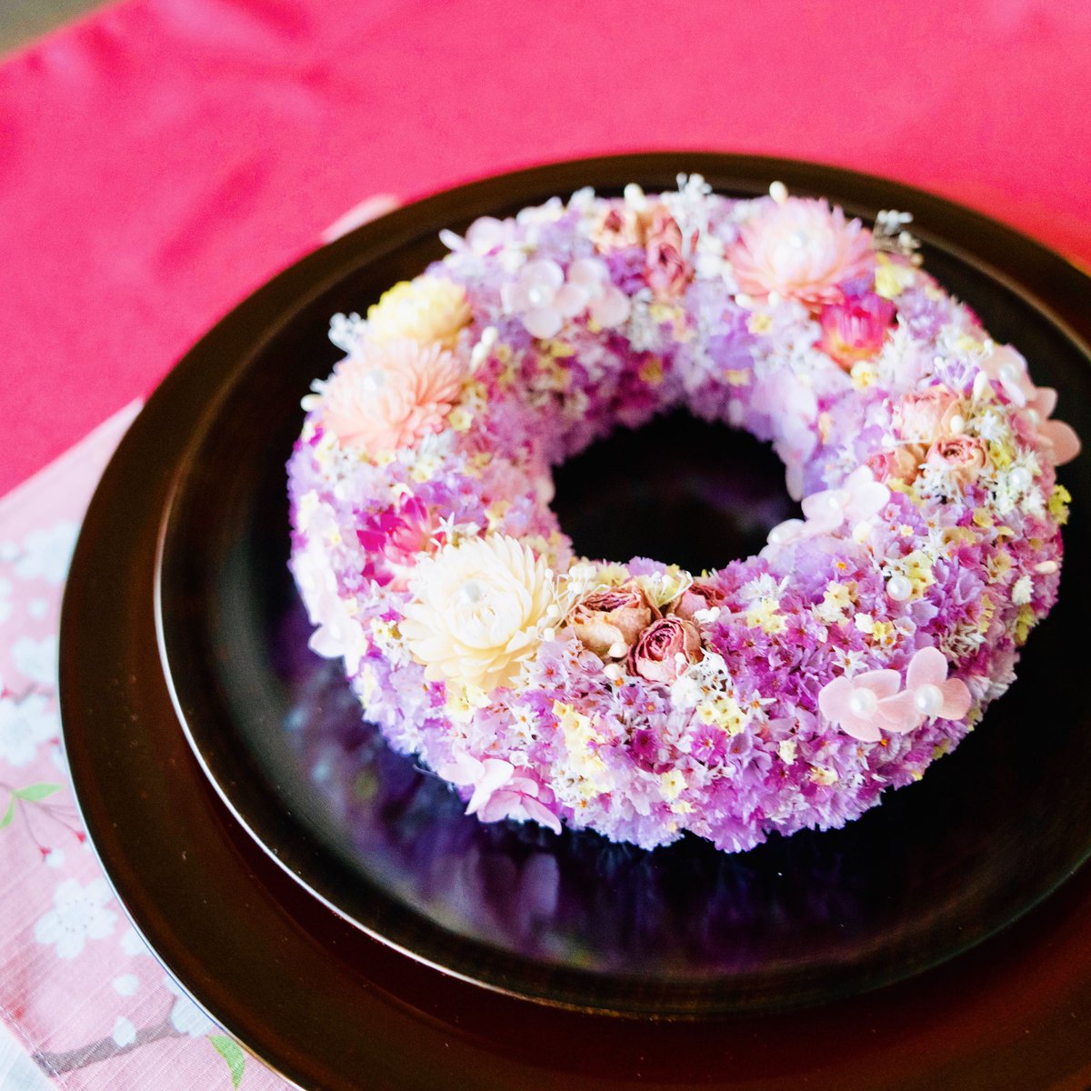 takako1910's tweet photo. Tie-up with classical Kiso lacquerware

Pastel pink dried flower wreaths and dark lacquerware go very well together🌸

My favorite plate…

#driedflowerwreath #japanesehandcraft #japanlover #flowerhealing #springwreath #homesweethome #internationalshippingavailable https://t.co/h7YAW3fNov