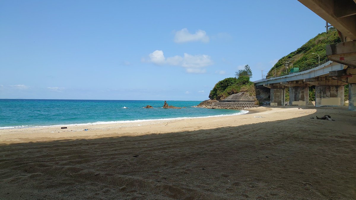 遠くに古宇利島。
川砂利が堆積するので、沖縄っぽくない海岸😊