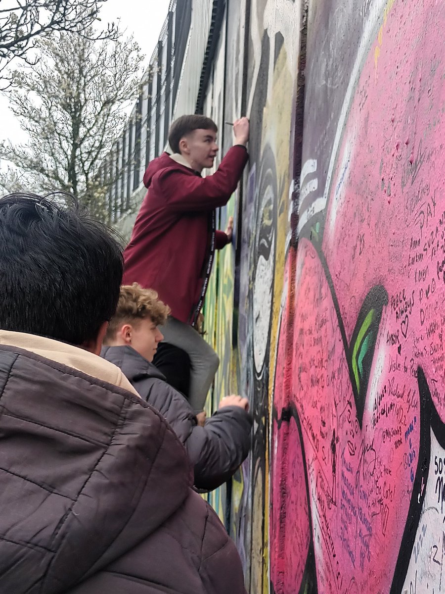 Thank you so much to @StephenjcDoyle for organising a really interesting day out in Belfast for the LC geo and hist class @moylepark  exploring culture and identity/religion and conflict in North Ireland with @Belfastwalkingtour  #crosscurricular