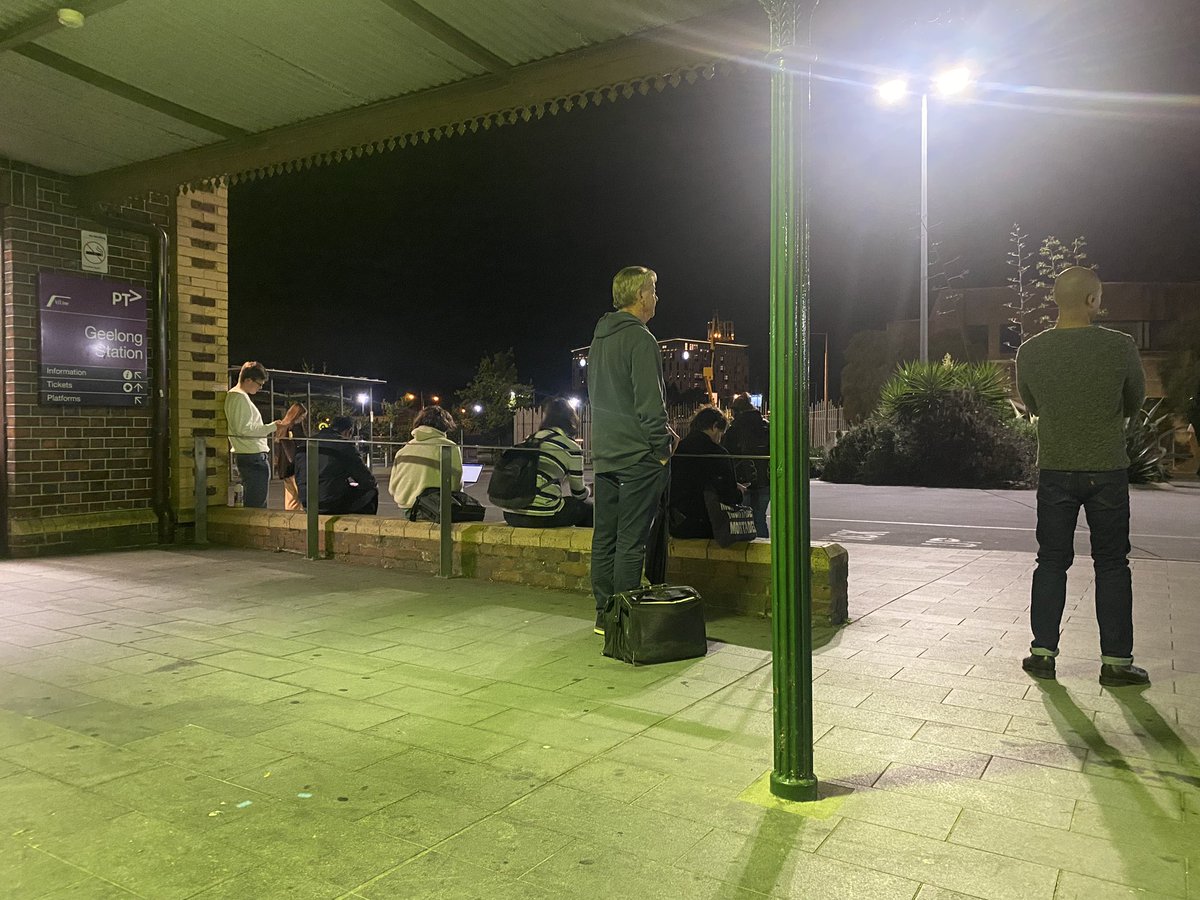 Eupheminc's tweet image. Waiting for a coach service after waiting an hour fifteen for a V/Line 🚂 #rubbishcustomerservice #vlinefail #poorcomms #irratecustomers