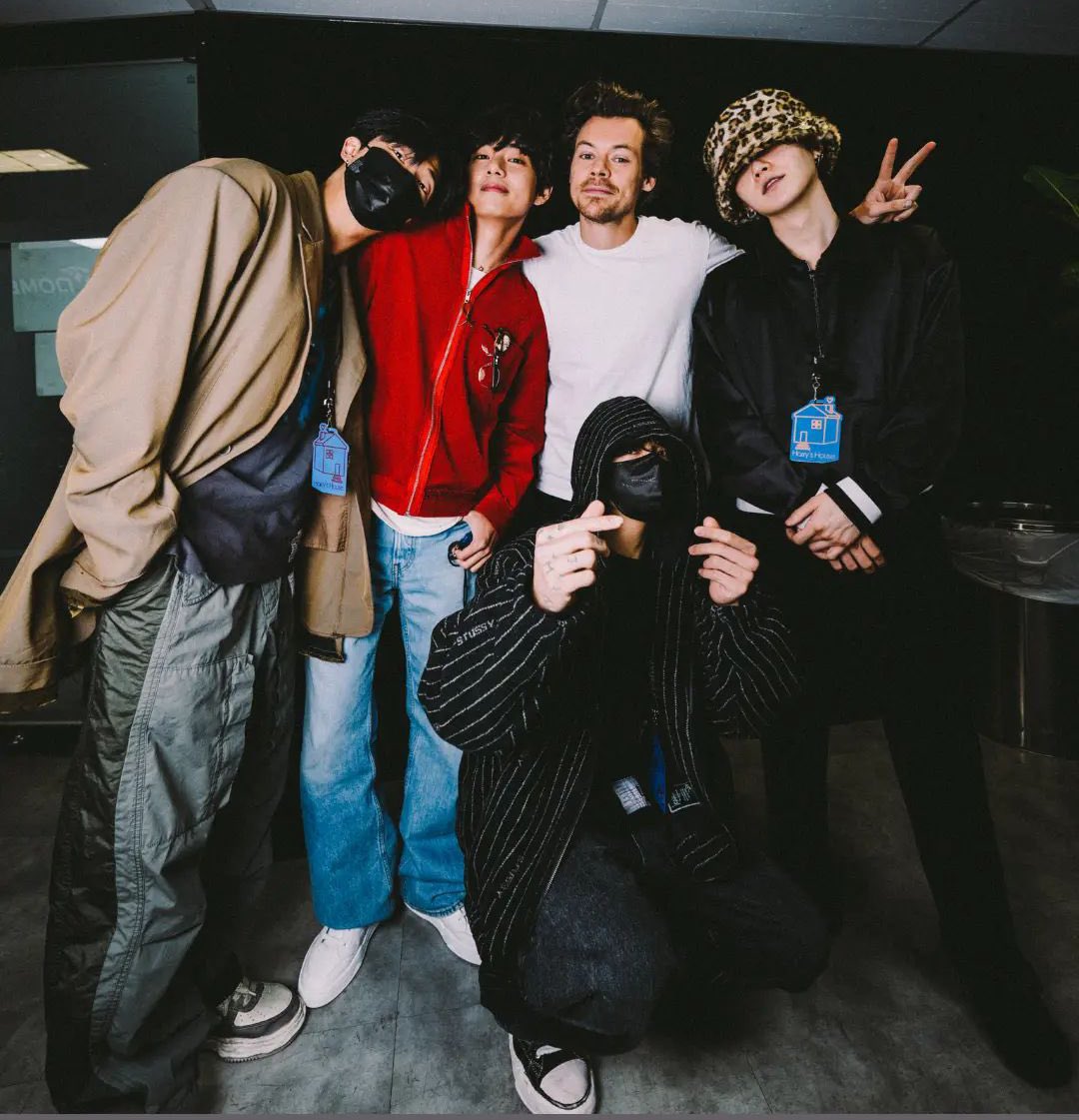btschartsxdaily's tweet photo. V &amp; RM vía Instagram Story

RM, V, Suga &amp; Jungkook with Harry Styles https://t.co/CpWAOCUbmm