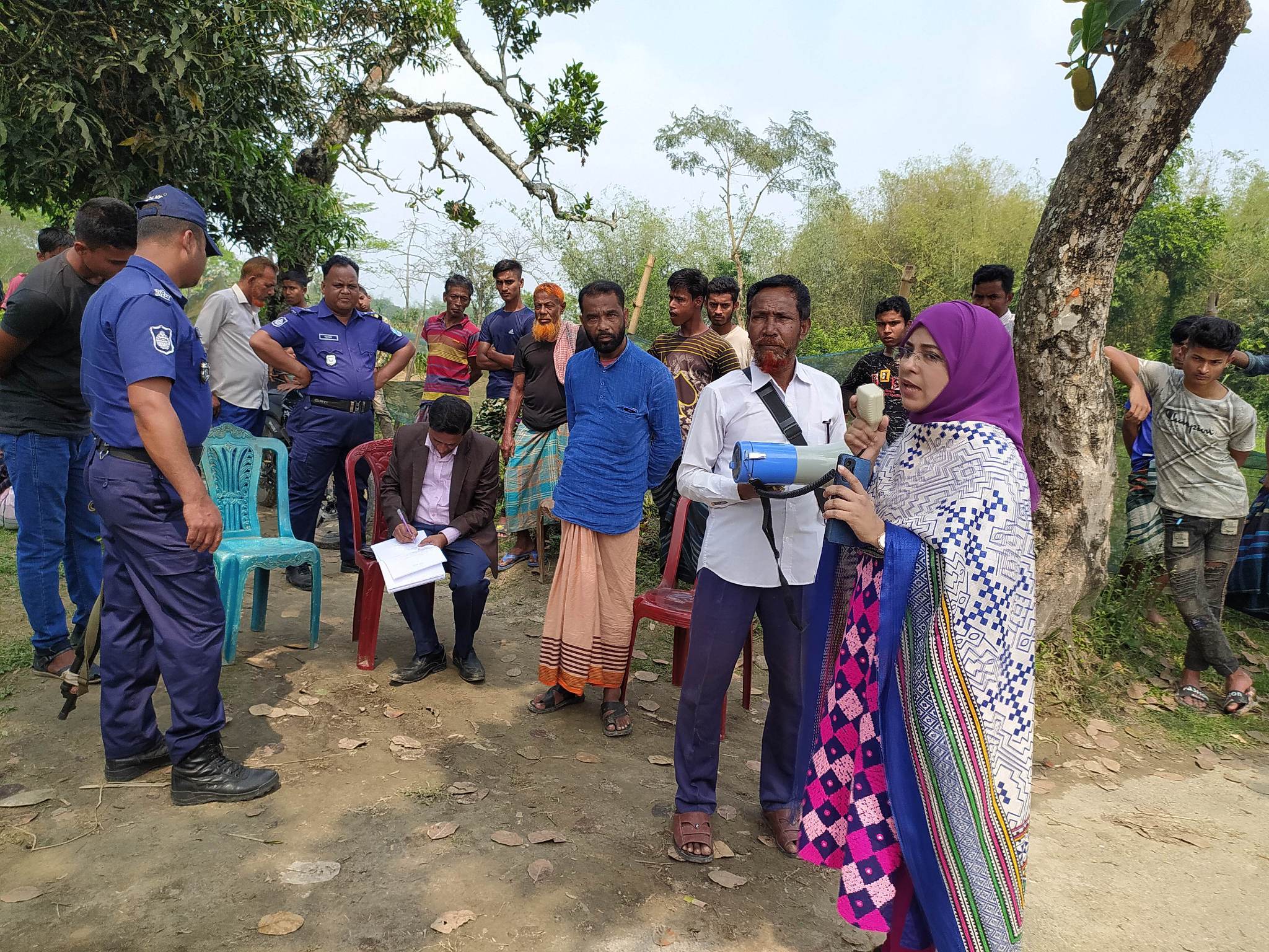 হোসেনপুরে অবৈধভাবে বালু উত্তোলনের দায়ে জরিমানা, ড্রেজার জব্দ