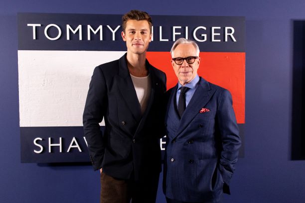 El diseñador Tommy Hilfiger presentó  en Londres "The Classics Reborn", colección en colaboración con el cantante canadiense Shawn Mendes, con quien ha revivido el estilo noventero como las camisetas de rugby mezclado con clásicos anteriores #fashion #ShawnMendes #TommyHilfiger