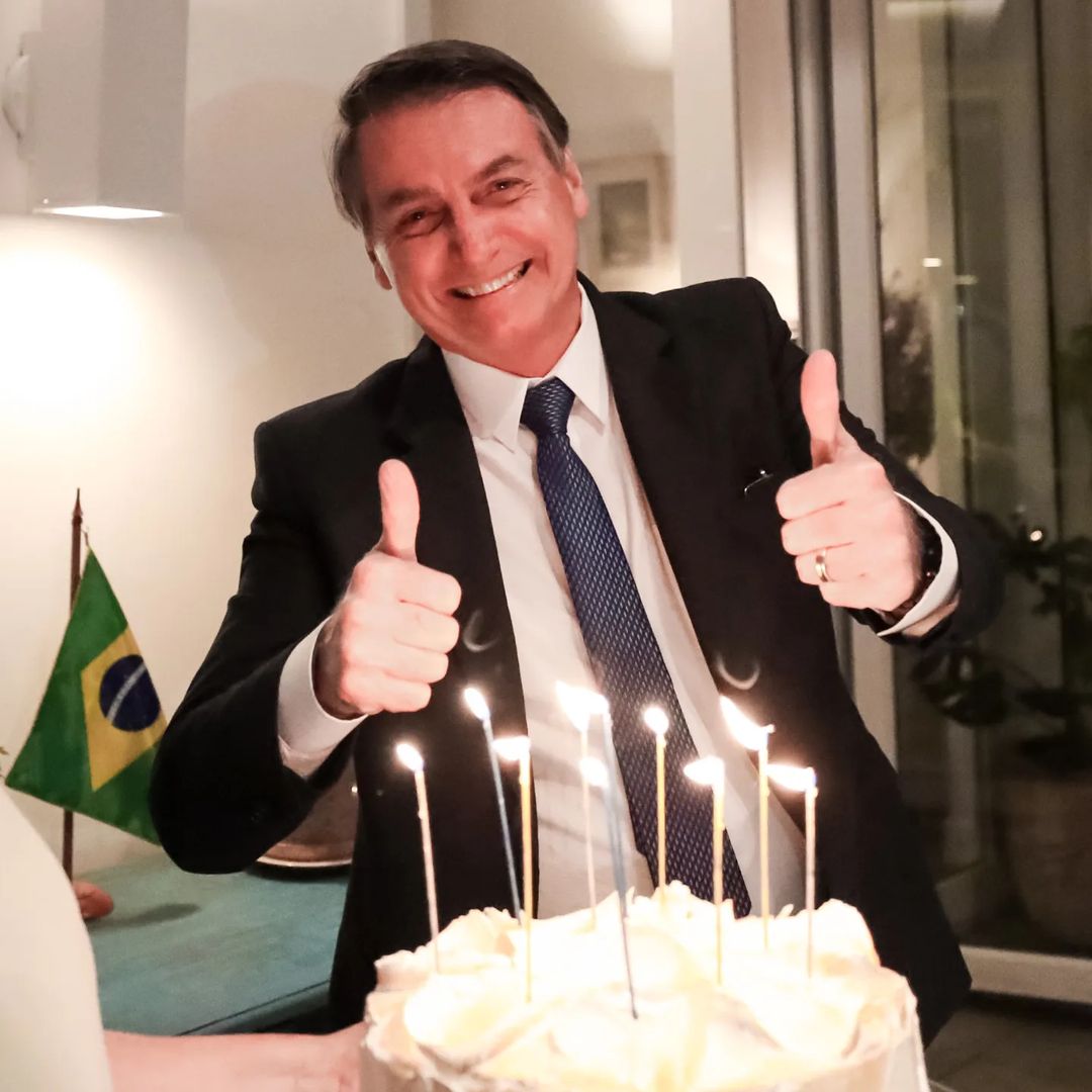 AbrahamWeint's tweet photo. É pique, é pique, é pique...
É hora, é hora....
Rá, tim, bum!
Papuda, Papuda!
Tá rico, tá milionário rindo de nós.
Será que mandará um pedacinho de bolo para os presos?
Será que ele ganhou um relógio de diamantes de algum amiguinho? https://t.co/vnkuyyQp6S