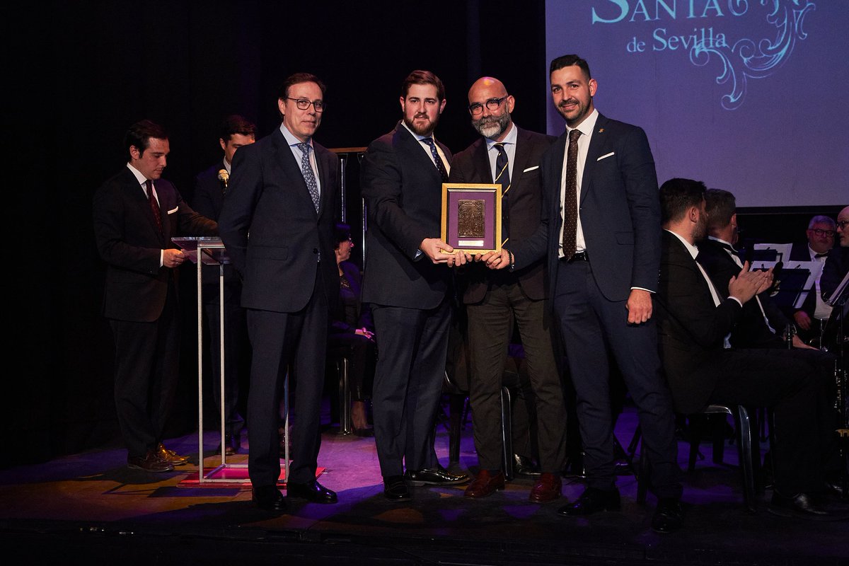 HdadBuenFin's tweet photo. #INFO | LA PRIOSTÍA DEL BUEN FIN, PREMIO SEMANA SANTA DE SEVILLA DE LAS ARTES 

La Hermandad del Buen Fin junto al equipo de priostía en la noche de ayer, lunes 20 de marzo recibía el premio de la Semana Santa de Sevilla de las Artes que otorga @SSantaTV

#BuenFin23 https://t.co/7ZAM0wz2Mc