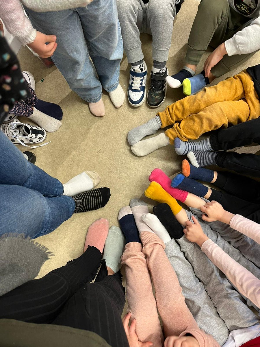 ChChloer's tweet photo. @Parcamatt Chaussettes et même chaussures dépareillées dans ma classe. https://t.co/tUkr3WDyd1