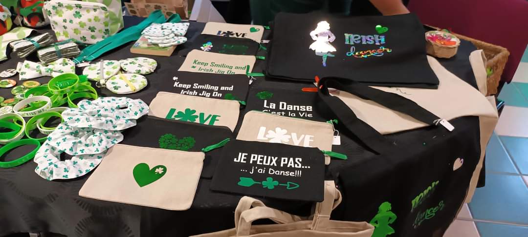 Natha_lit's tweet photo. 1/3 Belle initiative:
Solidarité couturière pays de fayence fabrique des goodies sur le thème de l'Irlande pour aider des jeunes danseuses irlandaises de DOYLE SCHOOL a financer leur voyage à Dubai pour remettre en jeu leur titre de championne d'Europe et d'Asie en Ceilli https://t.co/6G0IgT0YjL