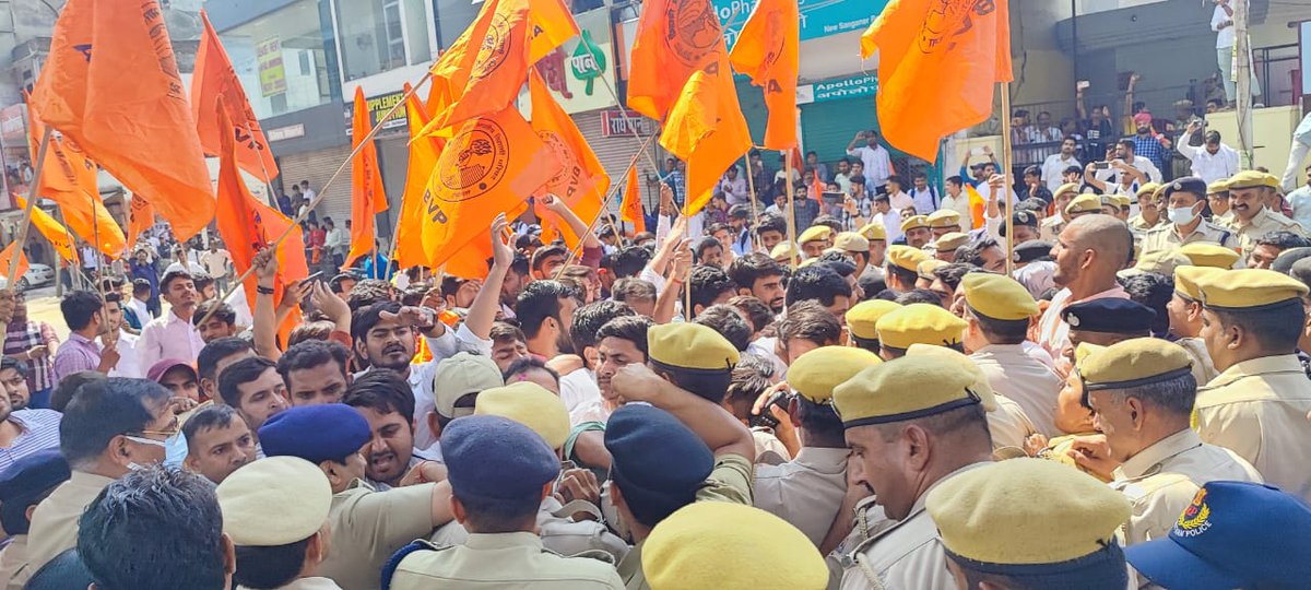 ABVPVoice's tweet photo. पेपर लीक, वीरांगनाओं के साथ दुर्व्यवहार और राजस्थान सरकार की तानाशाही के विरोध में जयपुर में सीएम घेराव के दौरान राष्ट्रीय महामंत्री श्री @yagywalkya, राष्ट्रीय मंत्री @HushyarMeenaIN सहित कई कार्यकर्ताओं  को गिरफ्तार कर राजस्थान सरकार ने अपने ताबूत में आखिरी कील ठोक दी है। https://t.co/RI7OC9iylU